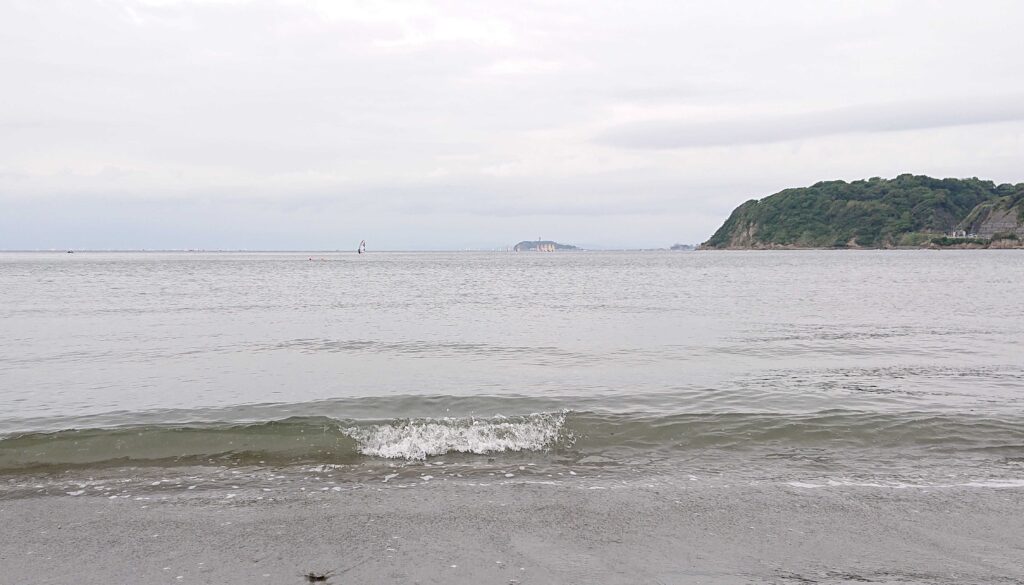 逗子海岸　東浜から富士山と江ノ島望む/ Enoshima and Mt.Fuji from Zushi Beach (2023 Mat 14)