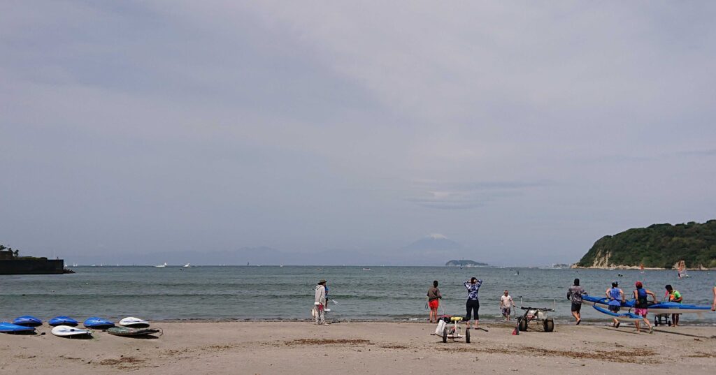 逗子海岸　東浜から富士山と江ノ島望む/ Enoshima and Mt.Fuji from Zushi Beach (2023 May 28)
