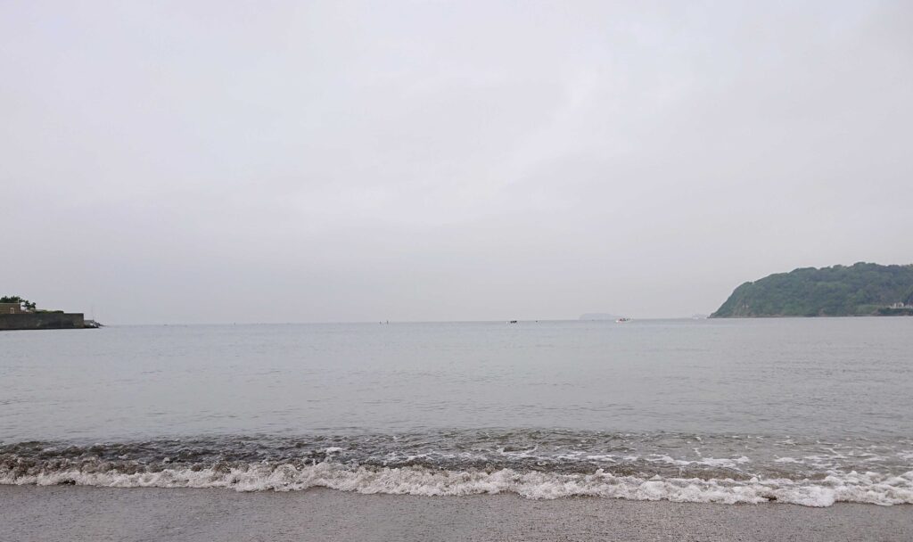 逗子海岸　東浜から富士山と江ノ島望む/ Enoshima and Mt.Fuji from Zushi Beach (2023 June 10)