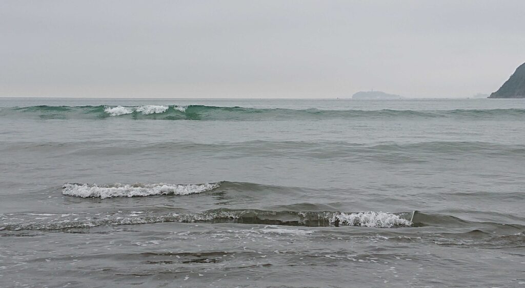 逗子海岸　東浜から富士山と江ノ島望む/ Enoshima and Mt.Fuji from Zushi Beach (2023 June 12)