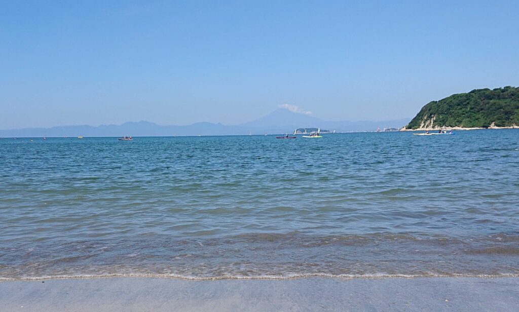 逗子海岸　東浜から富士山と江ノ島望む/ Enoshima and Mt.Fuji from Zushi Beach (2023 July 24)
