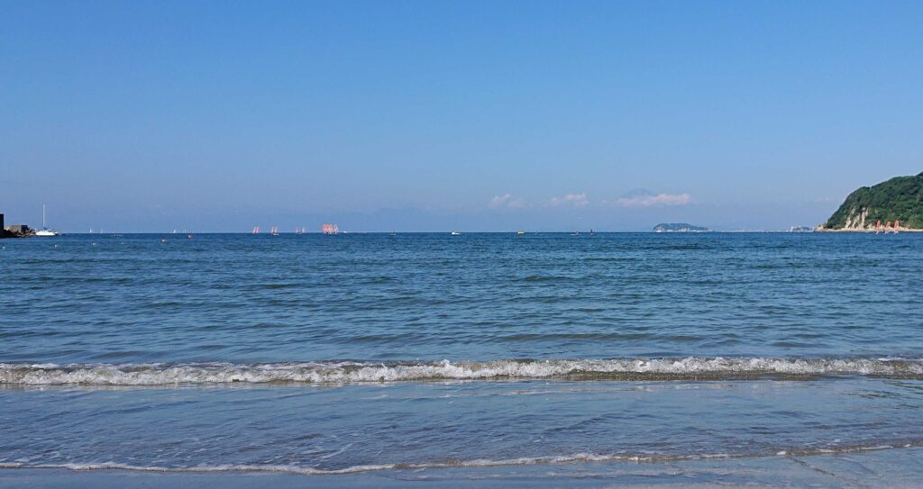 逗子海岸　東浜から富士山と江ノ島望む/ Enoshima and Mt.Fuji from Zushi Beach (2023 Aug 18)