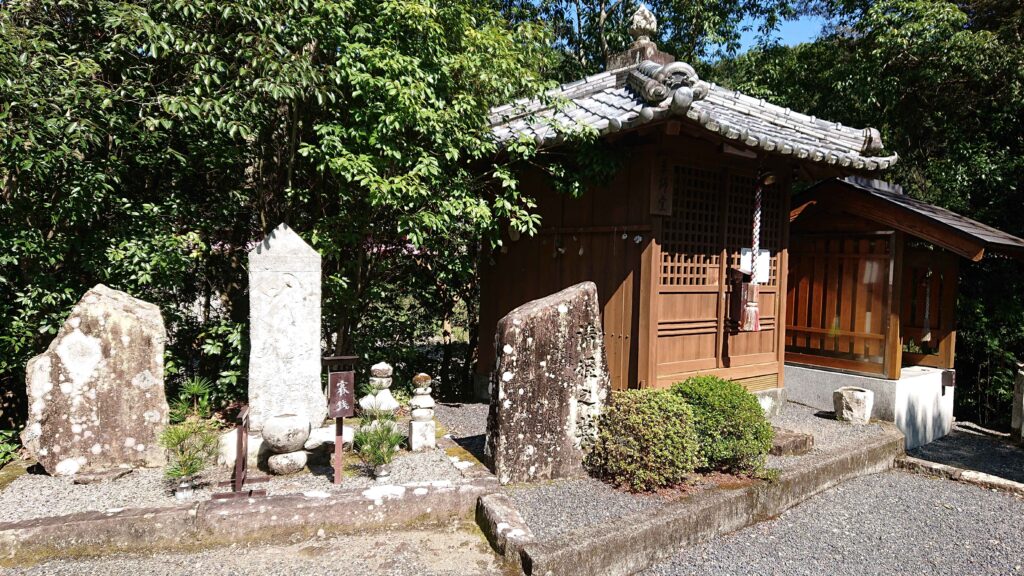 清姫の墓（Tumb of KIyohime）