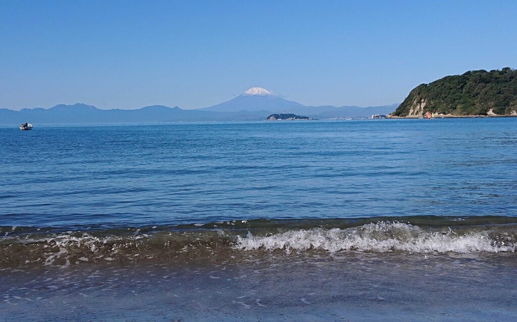 逗子海岸　東浜から富士山と江ノ島望む/ Enoshima and Mt.Fuji from Zushi Beach (2023 Oct 16)