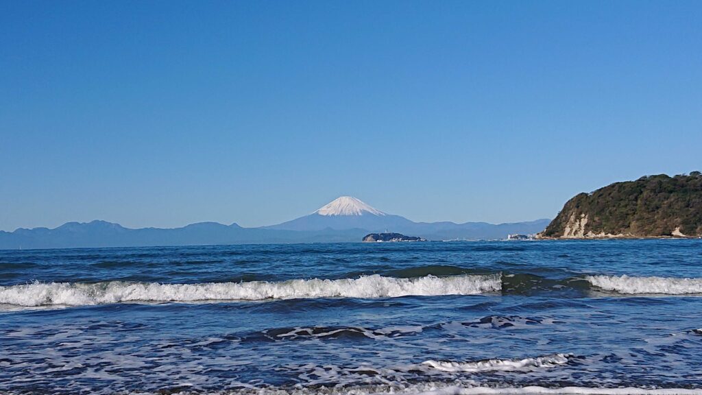 逗子海岸　東浜から富士山と江ノ島望む(午後)/ Enoshima and Mt.Fuji from Zushi Beach (2023 Nov 19)
