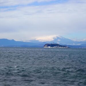 逗子海岸　東浜から富士山と江ノ島望む(午後)/ Enoshima and Mt.Fuji from Zushi Beach (2023 Nov 13)