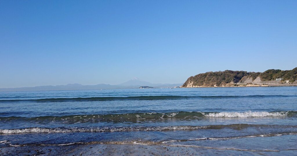 逗子海岸　東浜から富士山と江ノ島望む(午後)/ Enoshima and Mt.Fuji from Zushi Beach (2023 Dec 8)