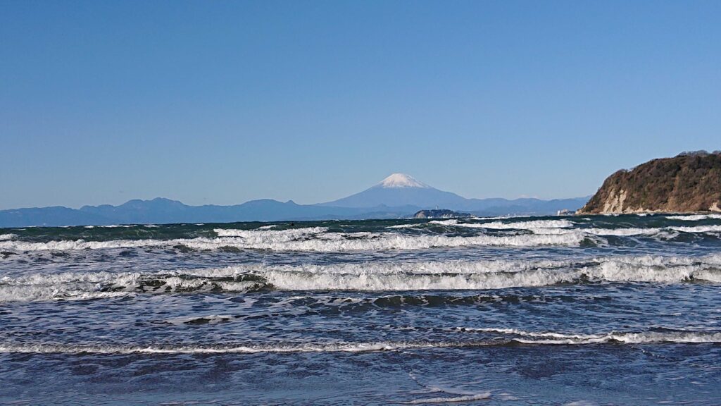 逗子海岸　東浜から富士山と江ノ島望む/ Enoshima and Mt.Fuji from Zushi Beach (2023 Dec 17)