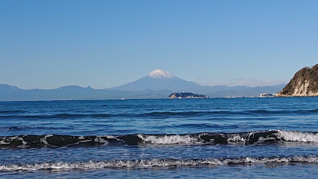 逗子海岸　東浜から富士山と江ノ島望む/ Enoshima and Mt.Fuji from Zushi Beach (2023 Dec 22)