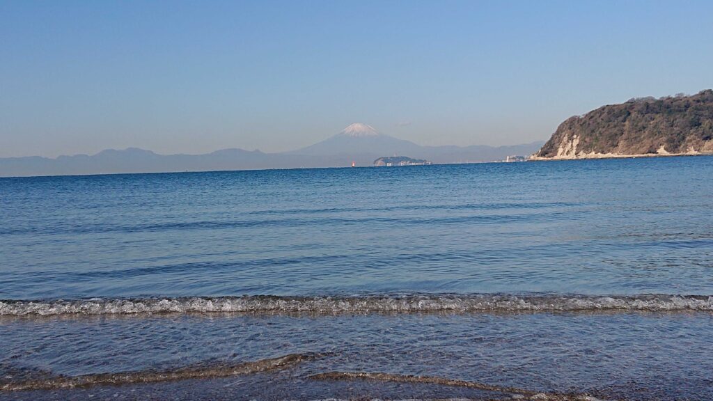 逗子海岸　東浜から富士山と江ノ島望む/ Enoshima and Mt.Fuji from Zushi Beach (2023 Dec 25)