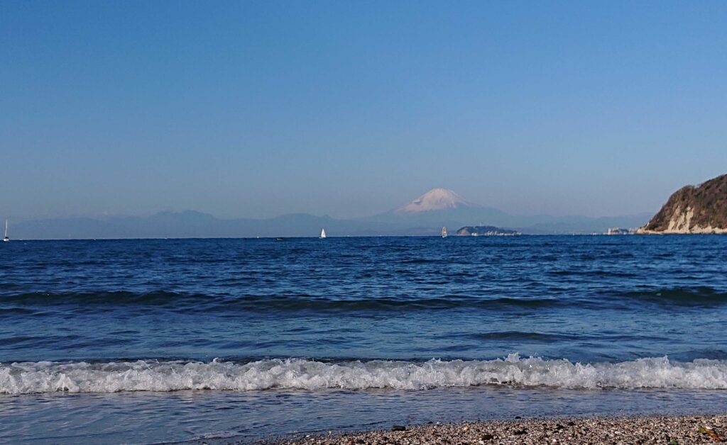 逗子海岸　東浜から富士山と江ノ島望む/ Enoshima and Mt.Fuji from Zushi Beach (2024 Jan 6)