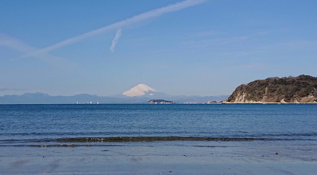 逗子海岸　東浜から富士山と江ノ島望む/ Enoshima and Mt.Fuji from Zushi Beach (2024 Mar 11)