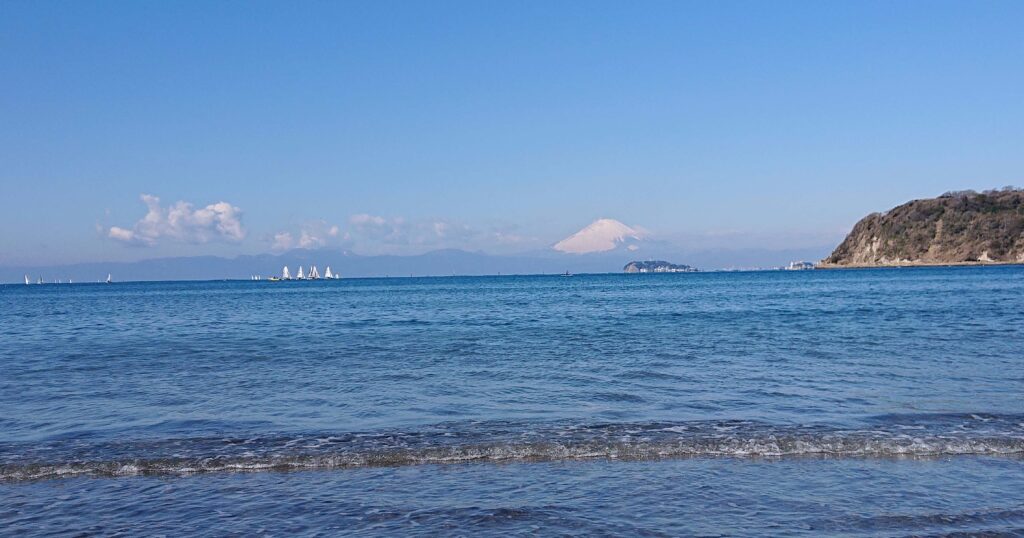 逗子海岸　東浜から富士山と江ノ島望む/ Enoshima and Mt.Fuji from Zushi Beach (2024 Mar 9)