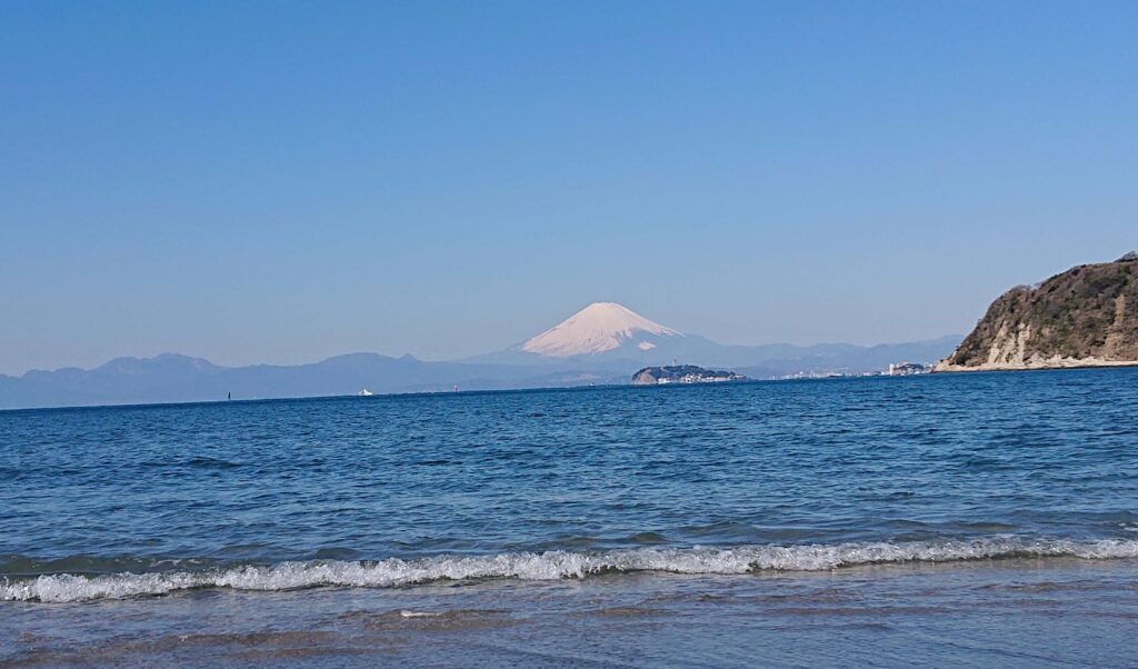 逗子海岸　東浜から富士山と江ノ島望む/ Enoshima and Mt.Fuji from Zushi Beach (2024 Mar 22)