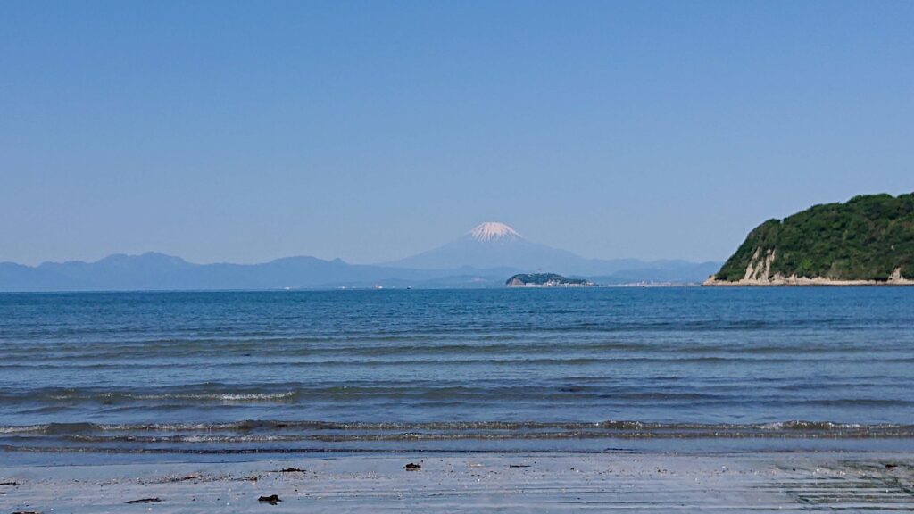 逗子海岸　東浜から富士山と江ノ島望む/ Enoshima and Mt.Fuji from Zushi Beach (2024 May 10)