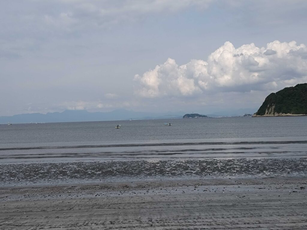 逗子海岸　東浜から富士山と江ノ島望む/ Enoshima and Mt.Fuji from Zushi Beach (2024 June 7)