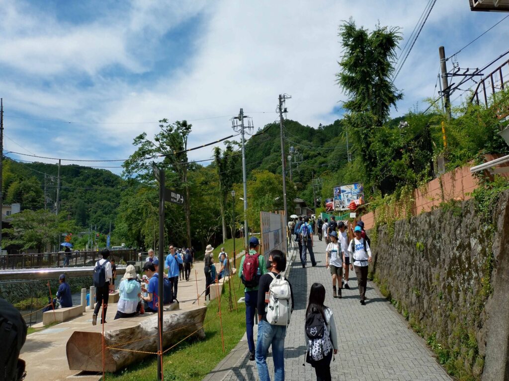 高尾山口駅横の道路から登山開始（2024 June 22）