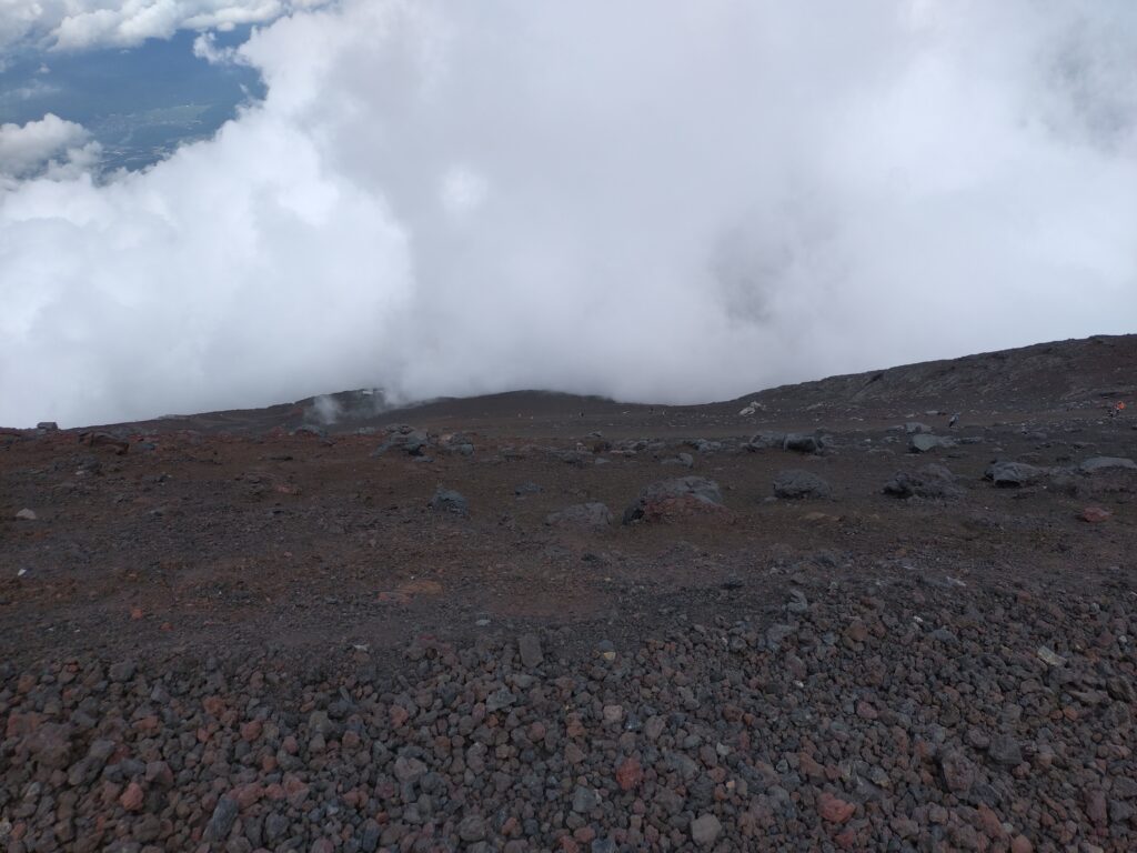 下山途中で麓を見下ろす　中腹には雲　2024 July 26