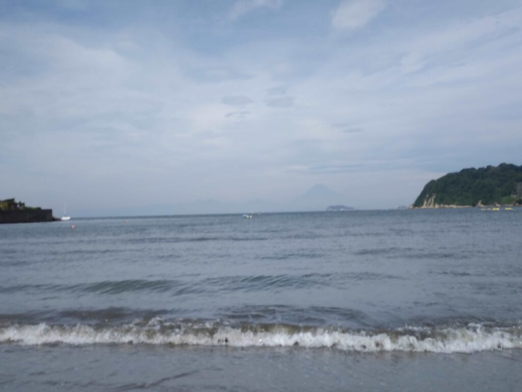 逗子海岸　東浜から富士山と江ノ島望む/ Enoshima and Mt.Fuji from ZUshi beach (2024 July 8)