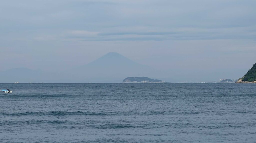 逗子海岸　東浜から富士山と江ノ島望む/ Enoshima and Mt.Fuji from ZUshi beach (2024 July 8)_2