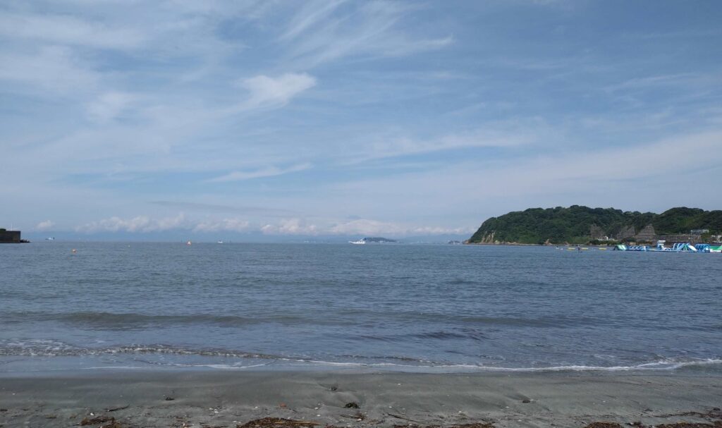 逗子海岸　東浜から富士山と江ノ島望む/ Enoshima and Mt.Fuji from Zushi beach (2024 July 13)