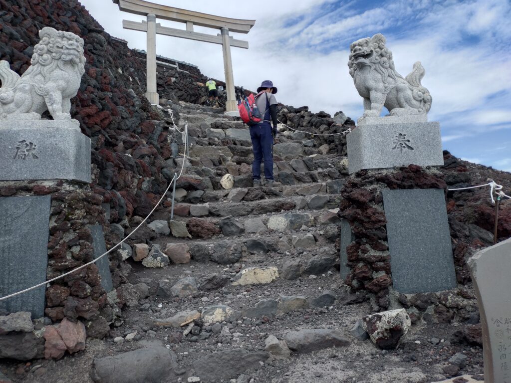 頂上への最後の階段（この直前の岩場が超厳しかった）