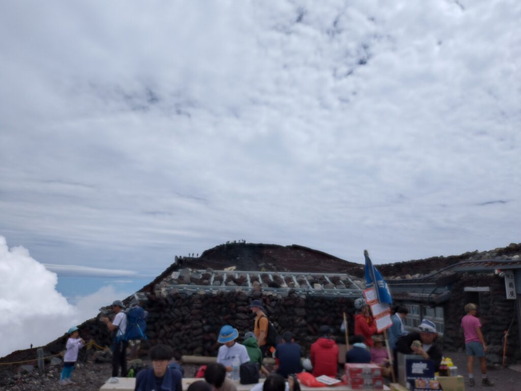 向こうに見えるのが剣ヶ峰　2024 July 26