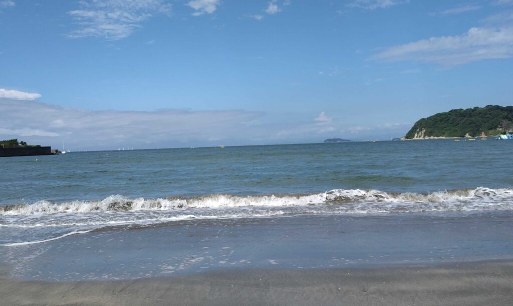 逗子海岸　東浜から富士山と江ノ島望む/ Enoshima and Mt.Fuji from Zushi beach (2024 Aug 23)