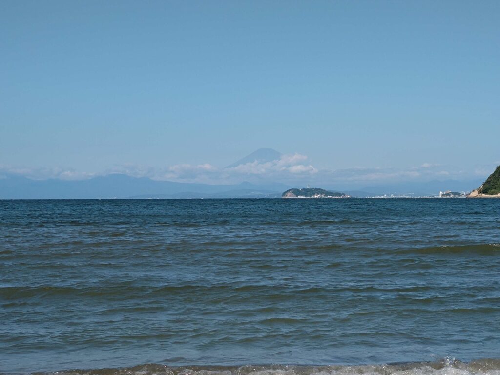 逗子海岸　東浜から富士山と江ノ島望む/ Enoshima and Mt.Fuji from Zushi beach (2024 Sep 13)