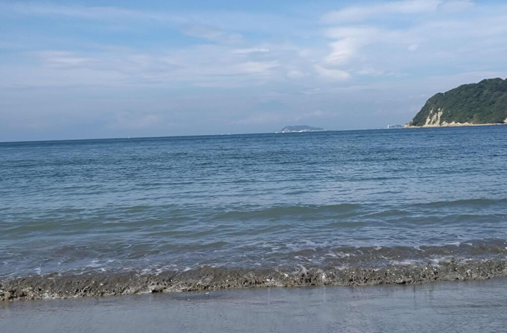 逗子海岸　東浜から富士山と江ノ島望む/ Enoshima and Mt.Fuji from Zushi beach (2024 Oct 7)