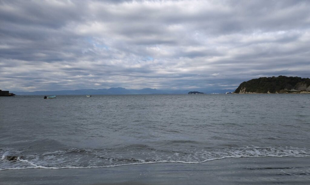 逗子海岸　東浜から富士山と江ノ島望む/ Enoshima and Mt.Fuji from Zushi beach (2024 Nov 18)