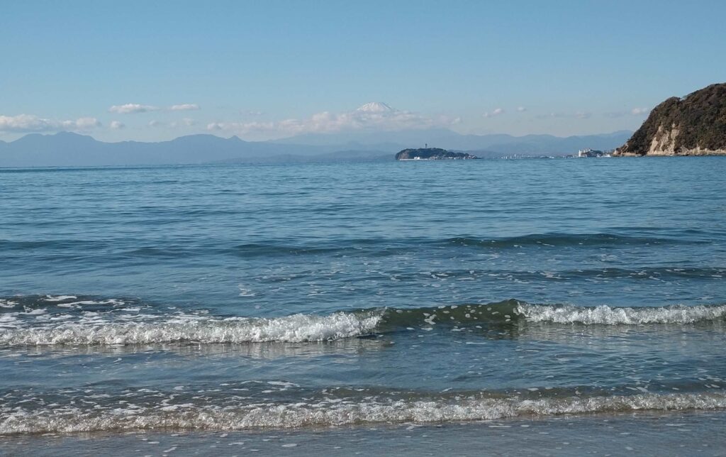 逗子海岸　東浜から富士山と江ノ島望む/ Enoshima and Mt.Fuji from Zushi beach (2024 Dec 16)