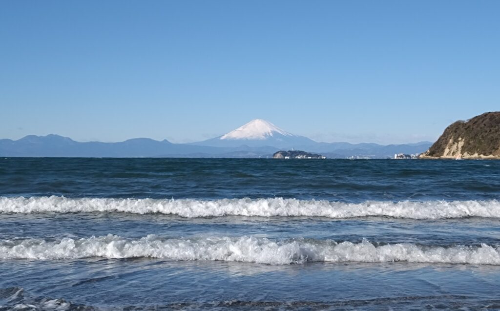 逗子海岸　東浜から富士山と江ノ島望む/ Enoshima and Mt.Fuji from Zushi beach (2025 Jan 10)