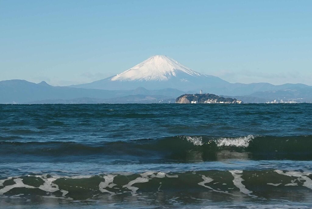 逗子海岸　東浜から富士山と江ノ島望む/ Enoshima and Mt.Fuji from Zushi beach (2025 Jan 10)_1