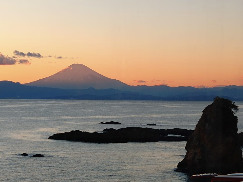 葉山秋谷海岸　立石と富士山（2025 Jan 11）