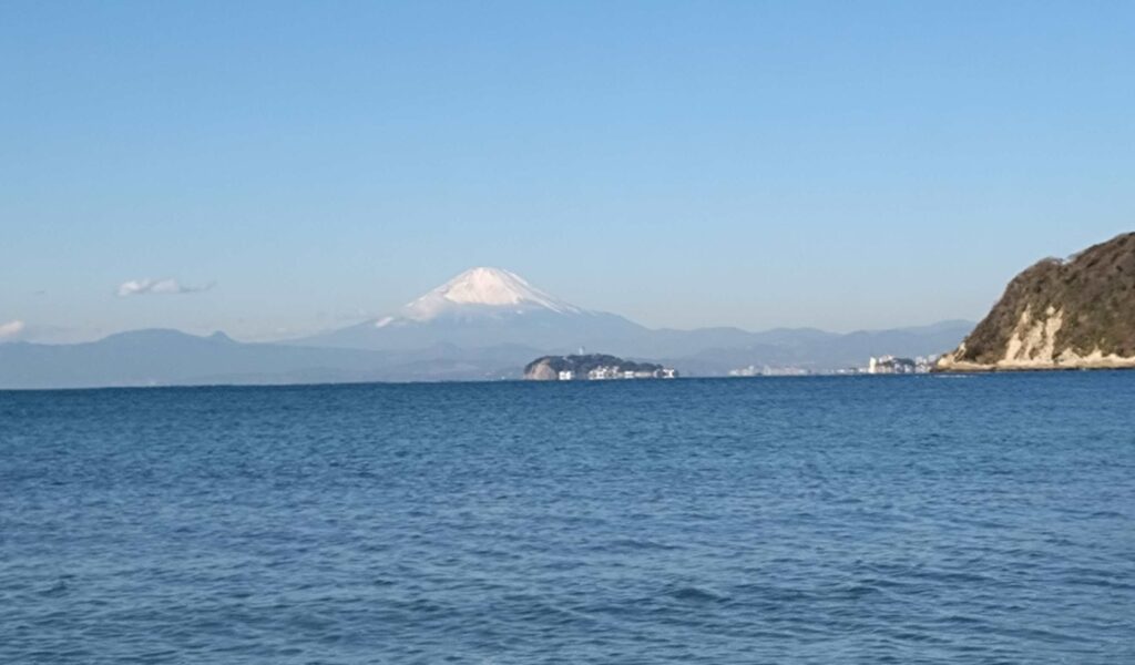 逗子海岸　東浜から富士山と江ノ島望む/ Enoshima and Mt.Fuji from Zushi beach (2025 Jan 17)