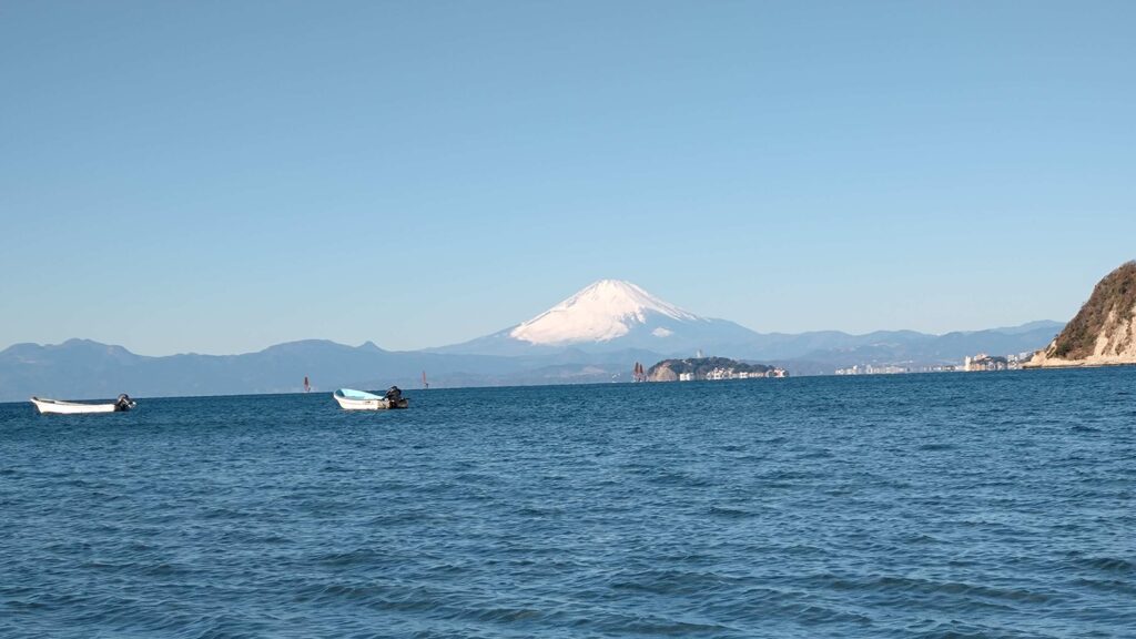 逗子海岸　東浜から富士山と江ノ島望む/ Enoshima and Mt.Fuji from Zushi beach (2025 Jan 26)