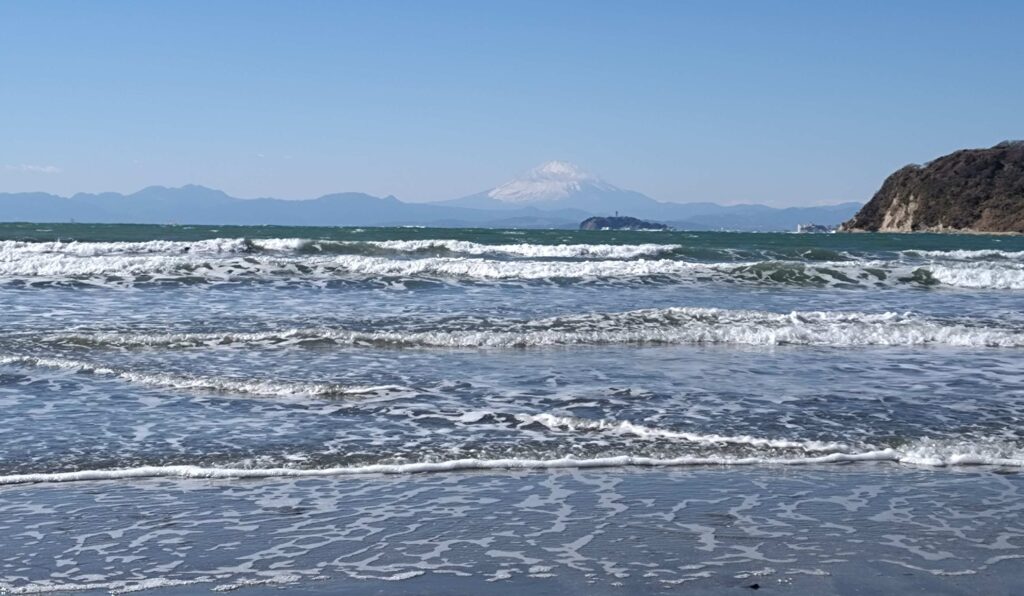 逗子海岸　東浜から富士山と江ノ島望む/ Enoshima and Mt.Fuji from Zushi beach (2025 Jan 30)