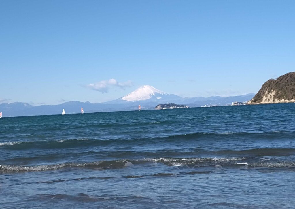 逗子海岸　東浜から富士山と江ノ島望む/ Enoshima and Mt.Fuji from Zushi beach (2025 Feb 8)