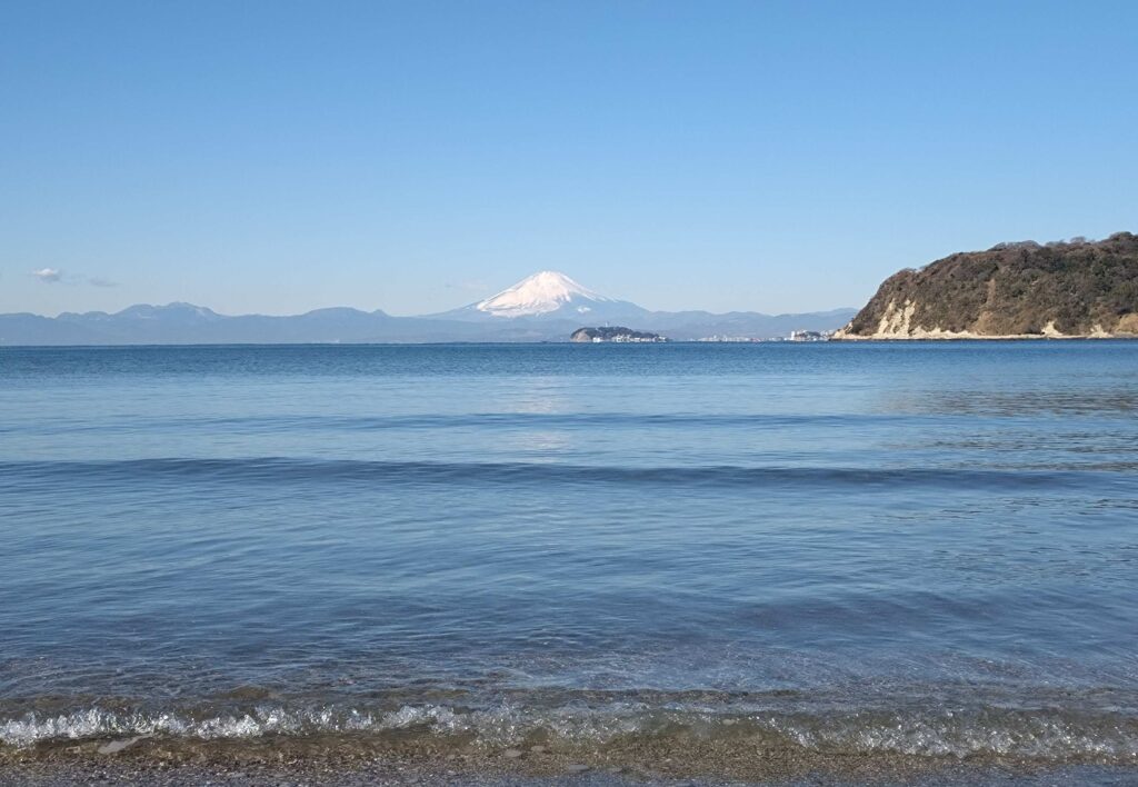 逗子海岸　東浜から富士山と江ノ島望む/ Enoshima and Mt.Fuji from Zushi beach (2025 Feb 10)