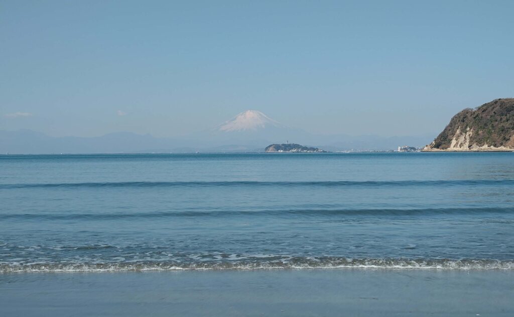 逗子海岸　東浜から富士山と江ノ島望む/ Enoshima and Mt.Fuji from Zushi beach (2025 Feb 27)