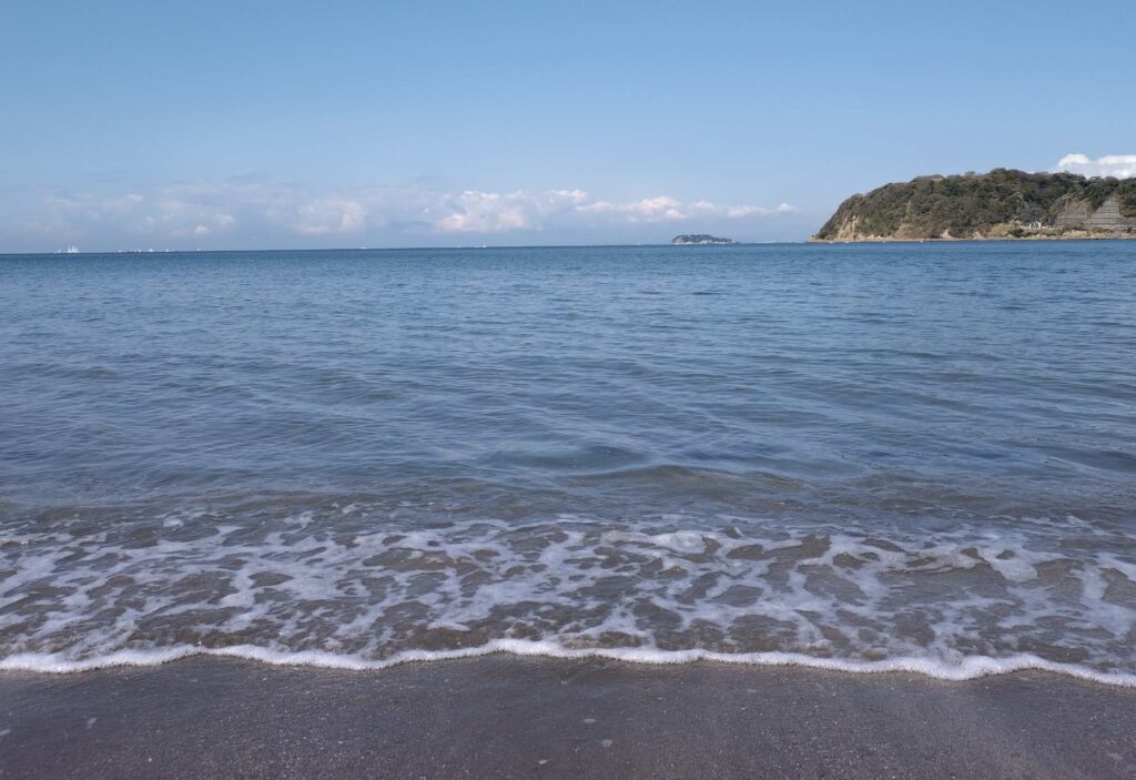逗子海岸　東浜から富士山と江ノ島望む/ Enoshima and Mt.Fuji from Zushi beach (2025 Apri 4)