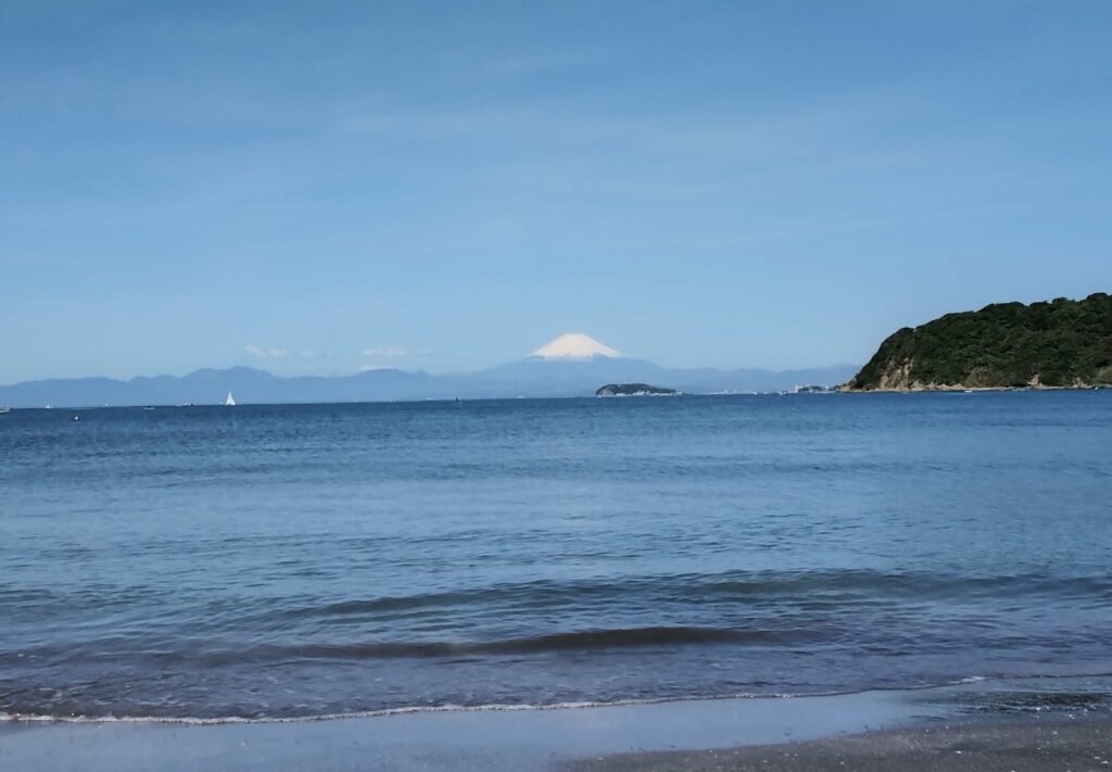 逗子海岸 東浜から富士山と江ノ島望む/ Enoshima and Mt.Fuji from Zushi beach (2025 May 3)