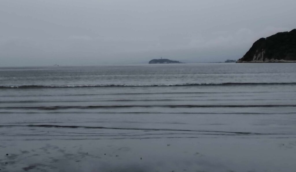 逗子海岸 東浜から富士山と江ノ島望む/ Enoshima and Mt.Fuji from Zushi beach (2025 May 9)