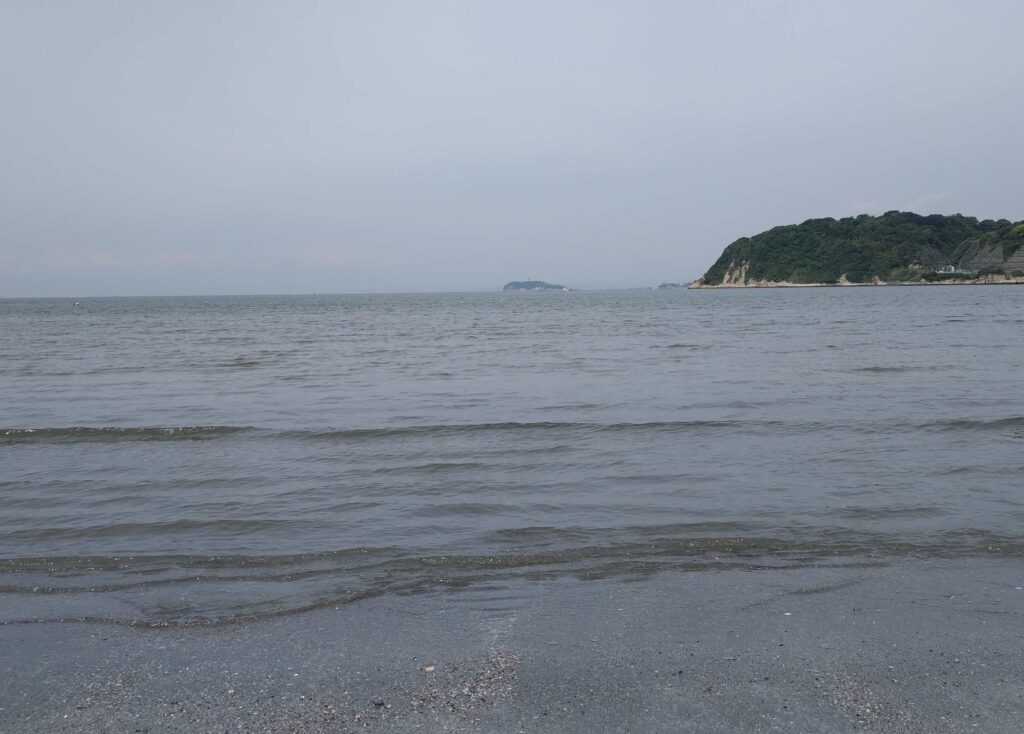 逗子海岸 東浜から富士山と江ノ島望む/ Enoshima and Mt.Fuji from Zushi beach (2025 May 16)