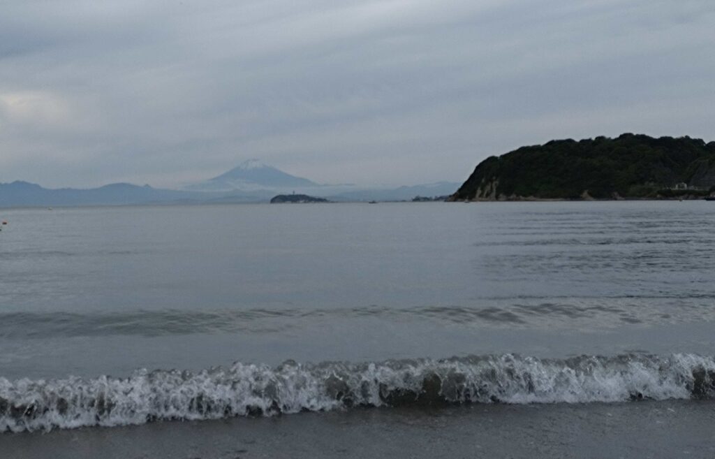 逗子海岸 東浜から富士山と江ノ島望む/ Enoshima and Mt.Fuji from Zushi beach (2025 May 22)