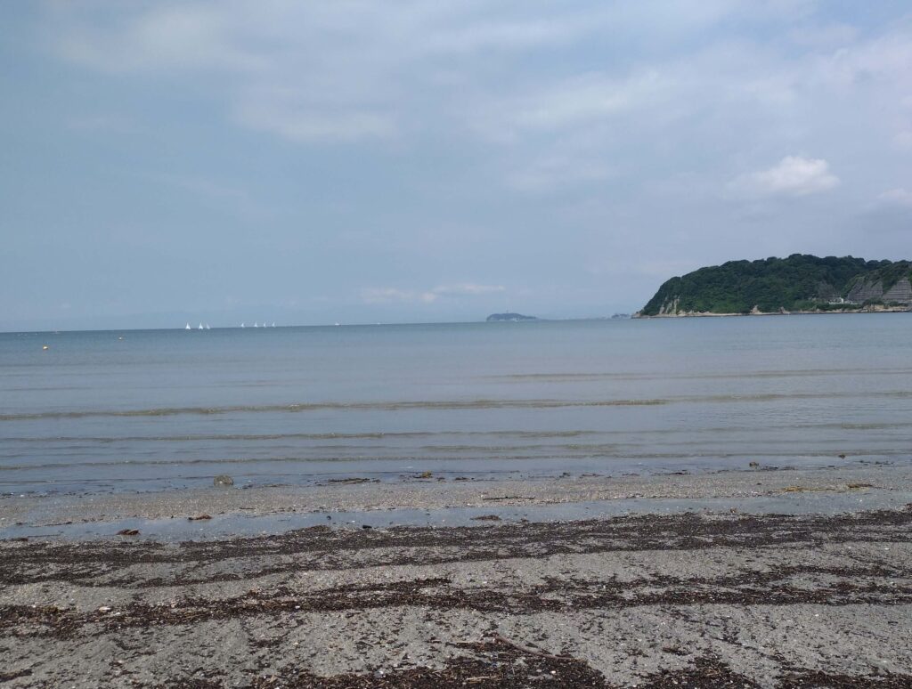 逗子海岸 東浜から富士山と江ノ島望む/ Enoshima and Mt.Fuji from Zushi beach (2025 June 13)