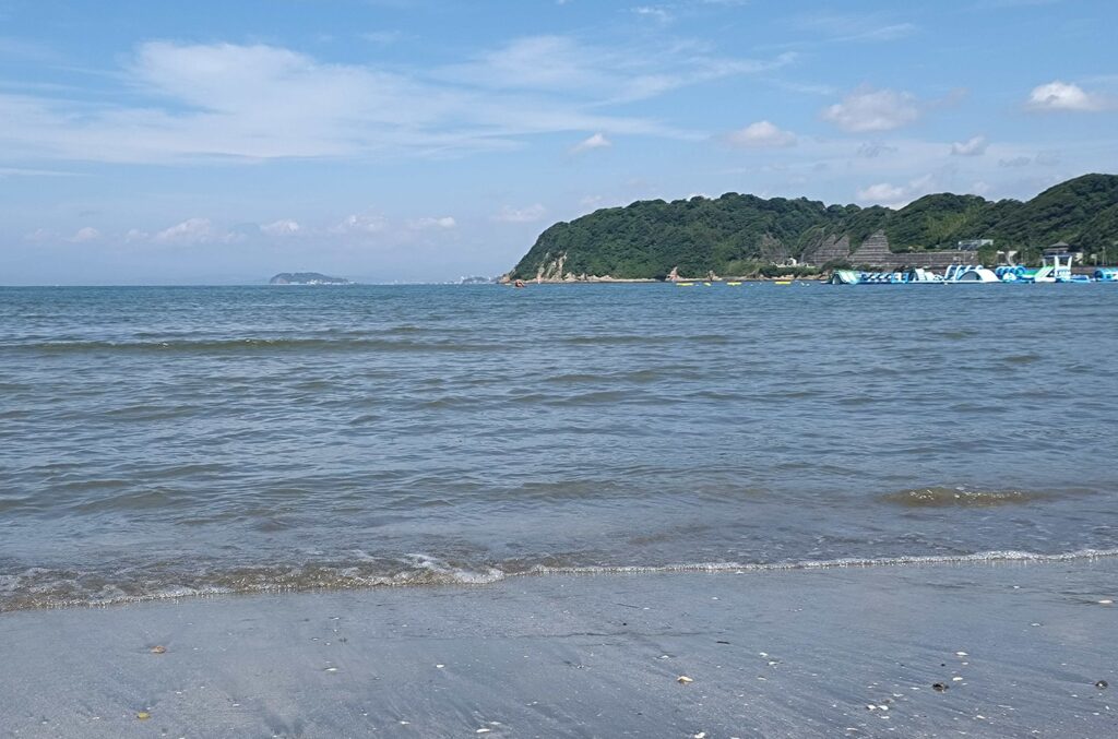 逗子海岸 東浜から富士山と江ノ島望む/ Enoshima and Mt.Fuji from Zushi beach (2025 June 27)