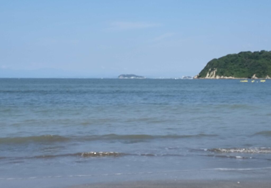 逗子海岸　東浜から富士山と江ノ島望む/ Enoshima and Mt.Fuji from Zushi beach (2025 July 28)
