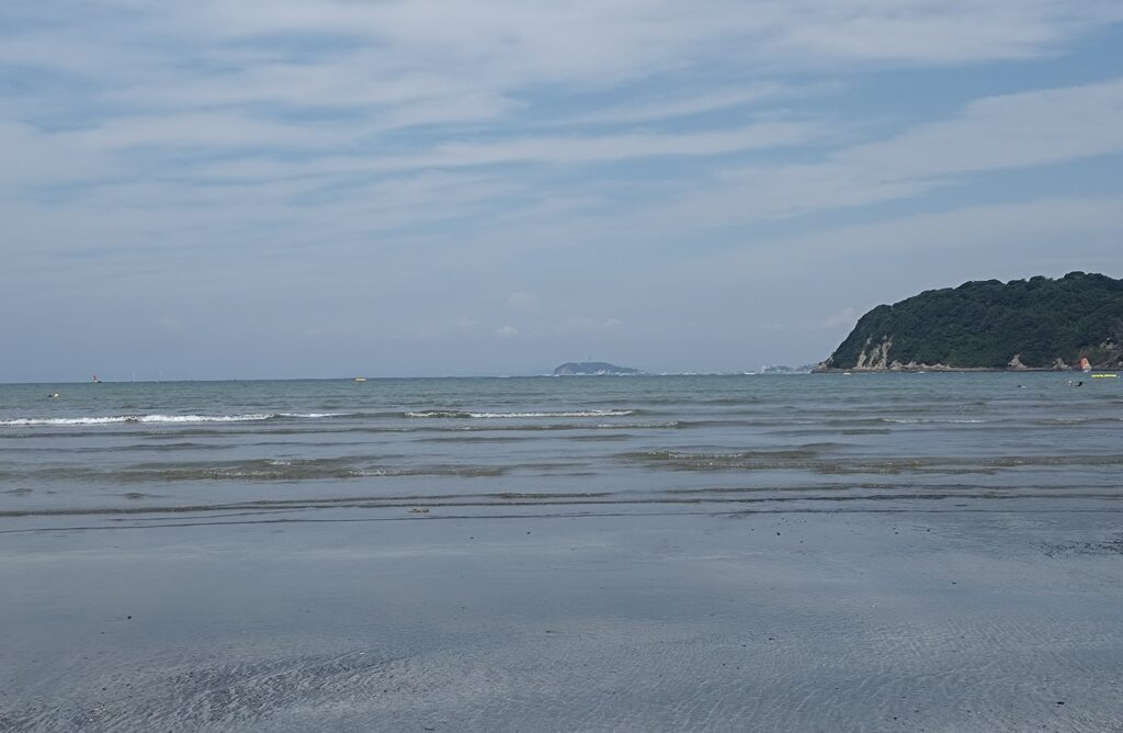 逗子海岸　東浜から富士山と江ノ島望む/ Enoshima and Mt.Fuji from Zushi beach (2025 Aug 8)